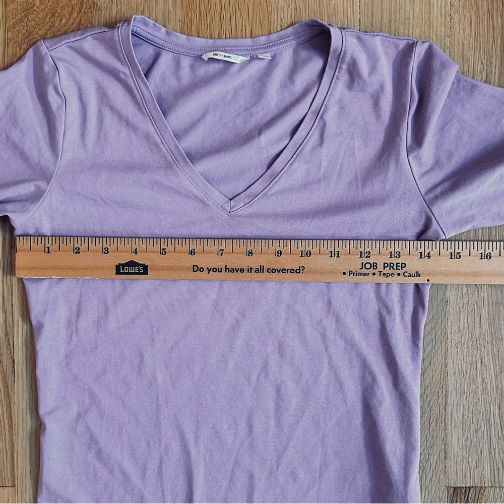 Uniqlo Light Purple V-Neck Short Sleeve Tee Women’s Small - Picture 3 of 5